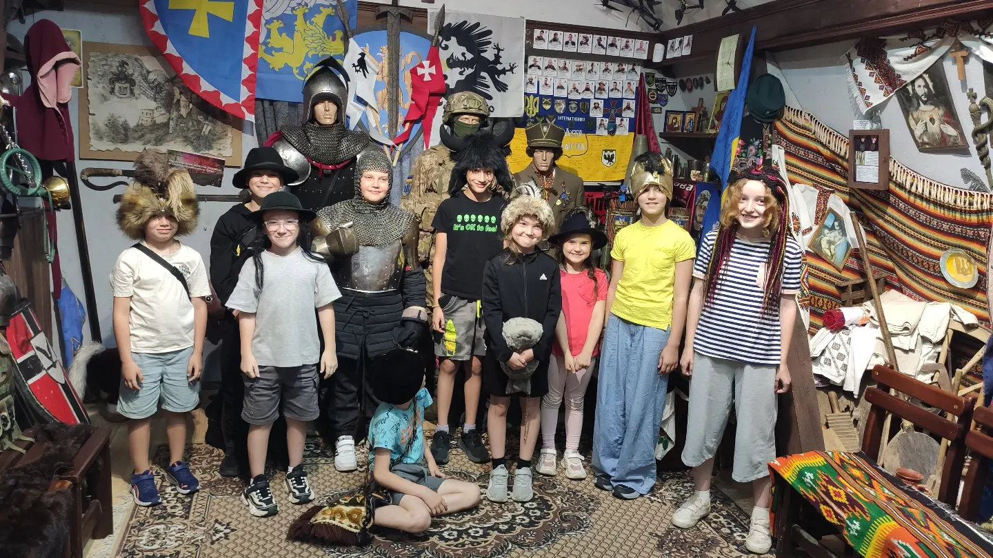 Діти у різних історичних головних уборах
